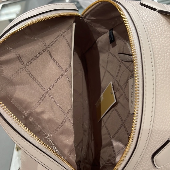 Michael Kors Women's Valerie Medium Pebbled Leather Backpack
Light Cream 
NWT - Picture 8 of 16